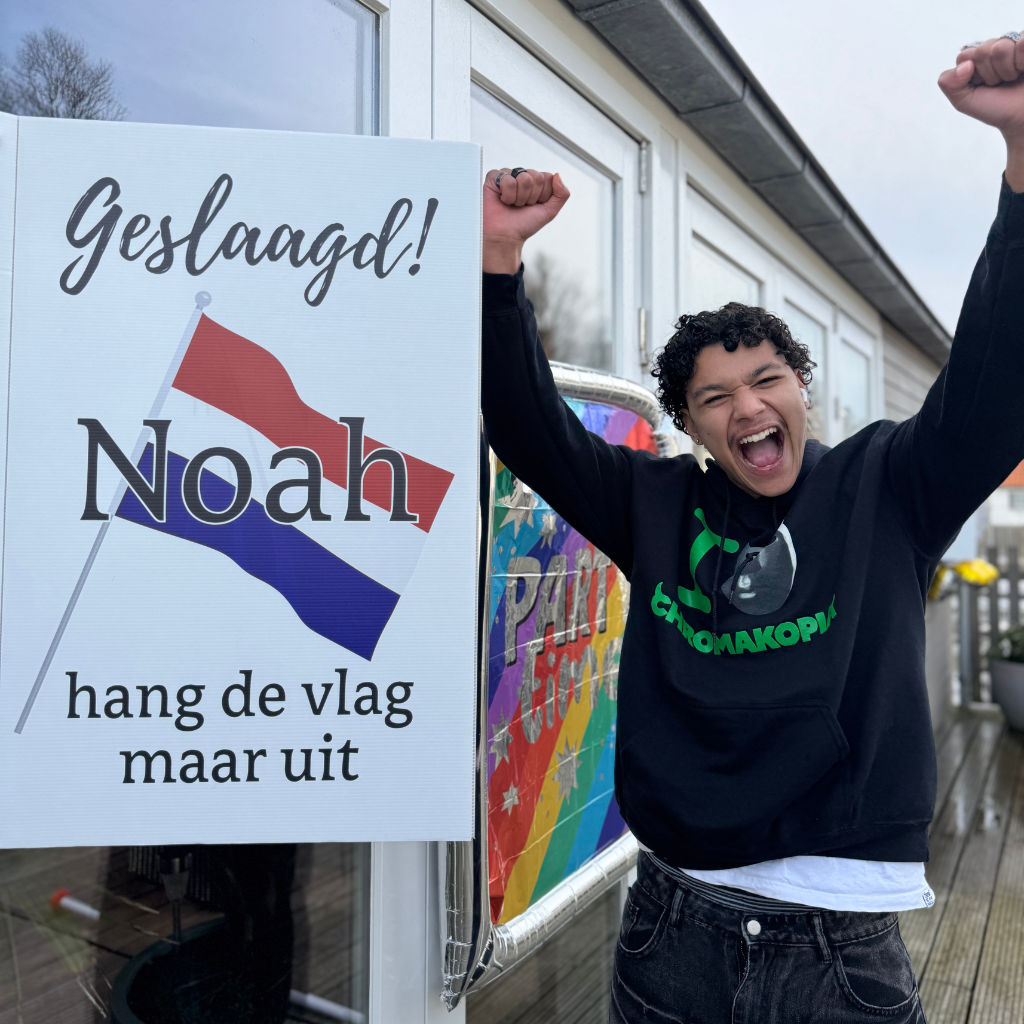 Geslaagdbord met Nederlandse vlag en gepersonaliseerde naam voor geslaagd moment.