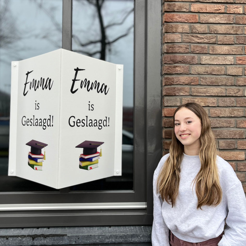 Geslaagdbord met boekenwurm design, gepersonaliseerd voor geslaagde studiemomenten.